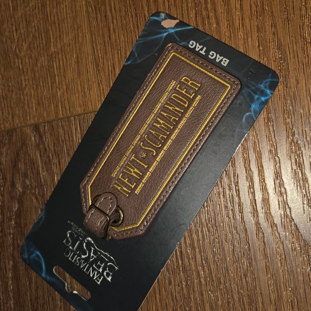 NWT FANTASTIC BEASTS BIOWORLD BAG TAG.   #5962
